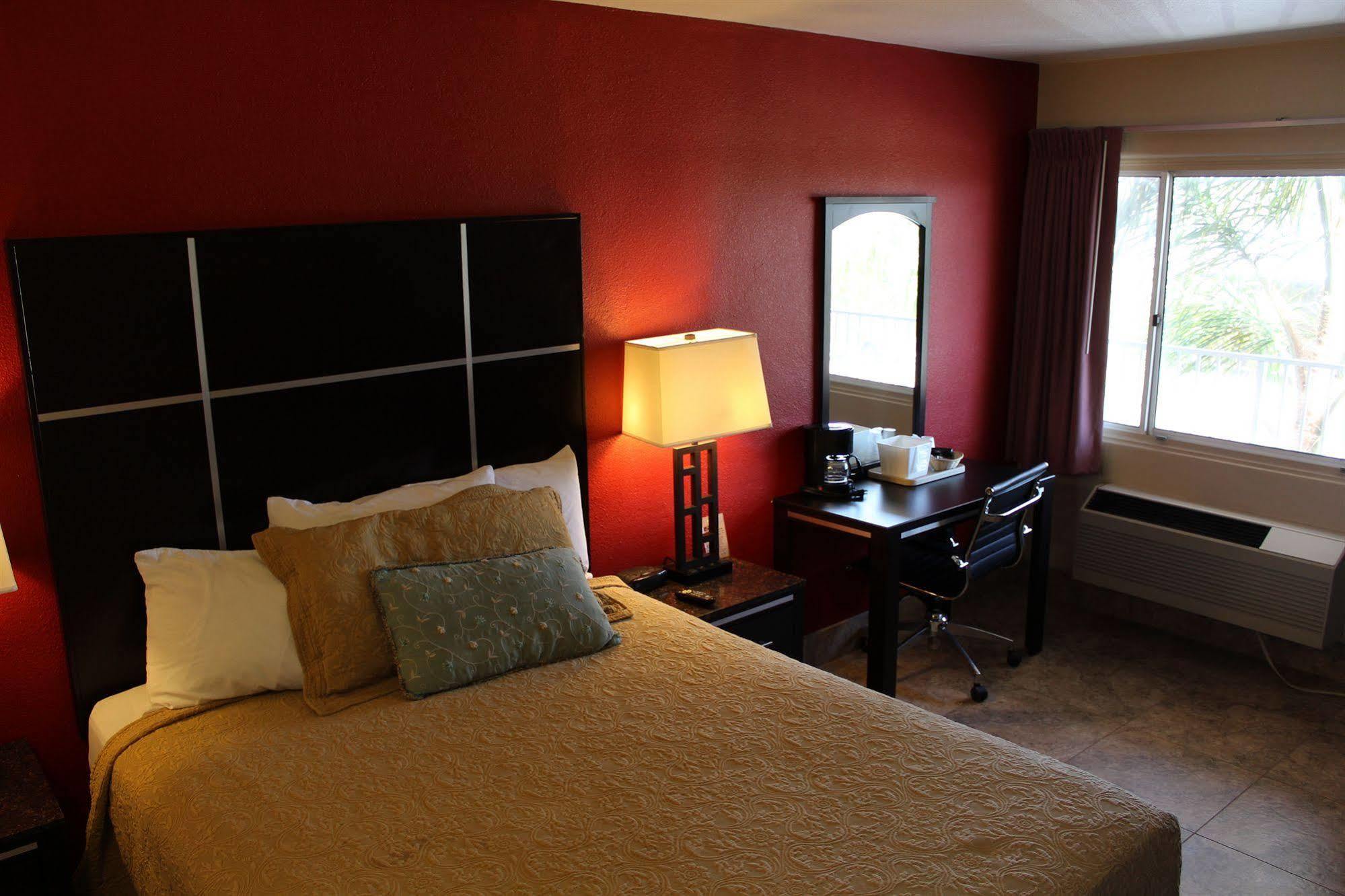 Harbor & Hotel 2*